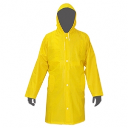 Impermeable ligero tipo gabardina con gorra